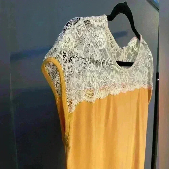 Faith & Joy women’s yellow and lace short sleeve top with bow size S - Picture 3 of 8